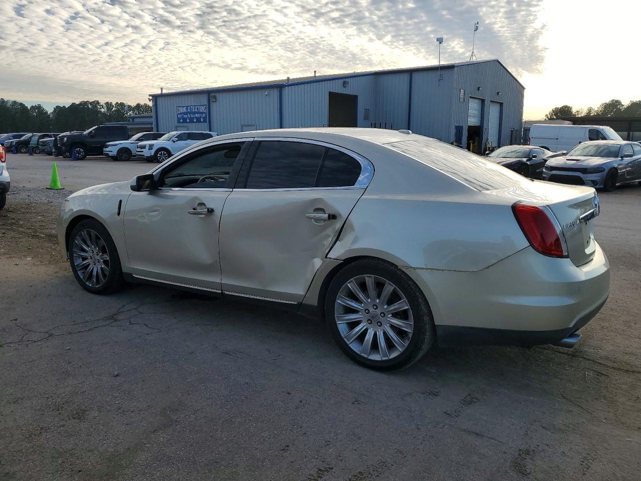 2011 LINCOLN MKS photo 3