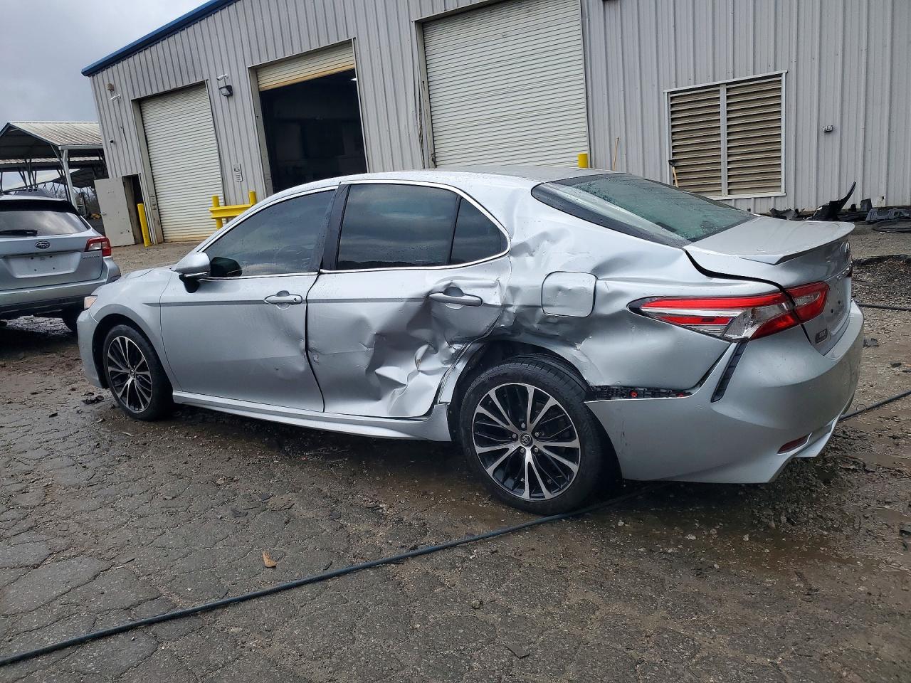 2018 TOYOTA CAMRY SE photo 2