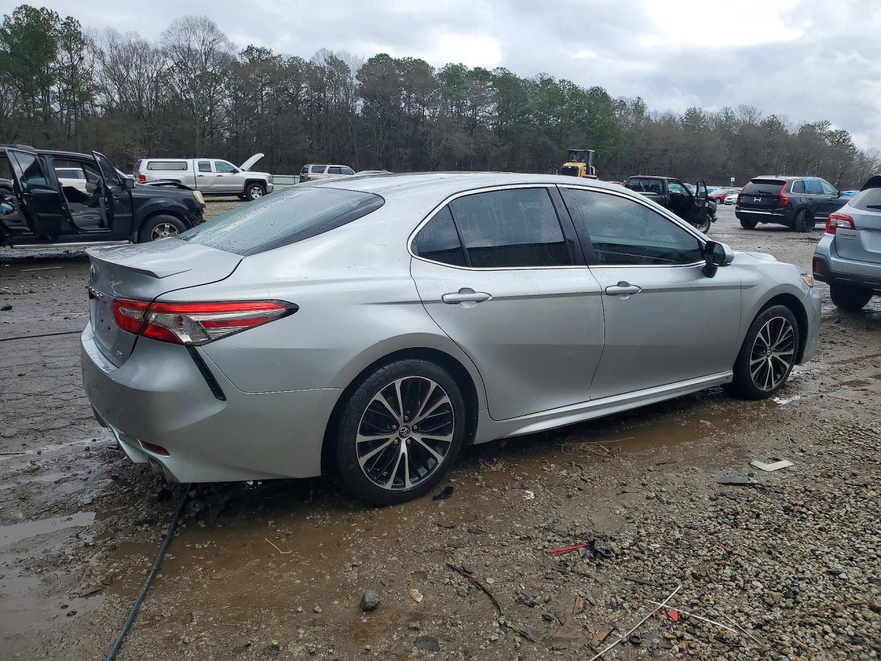 2018 TOYOTA CAMRY SE photo 3