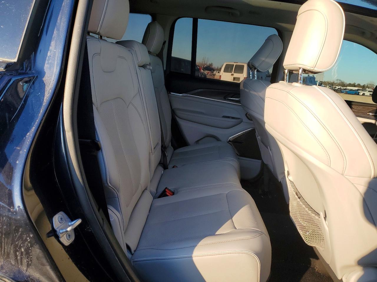 2022 JEEP GRAND CHEROKEE OVERLAND 4XE photo 31