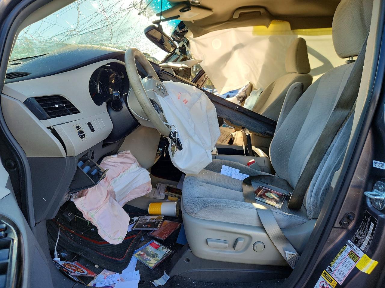 2014 TOYOTA SIENNA LE photo 13