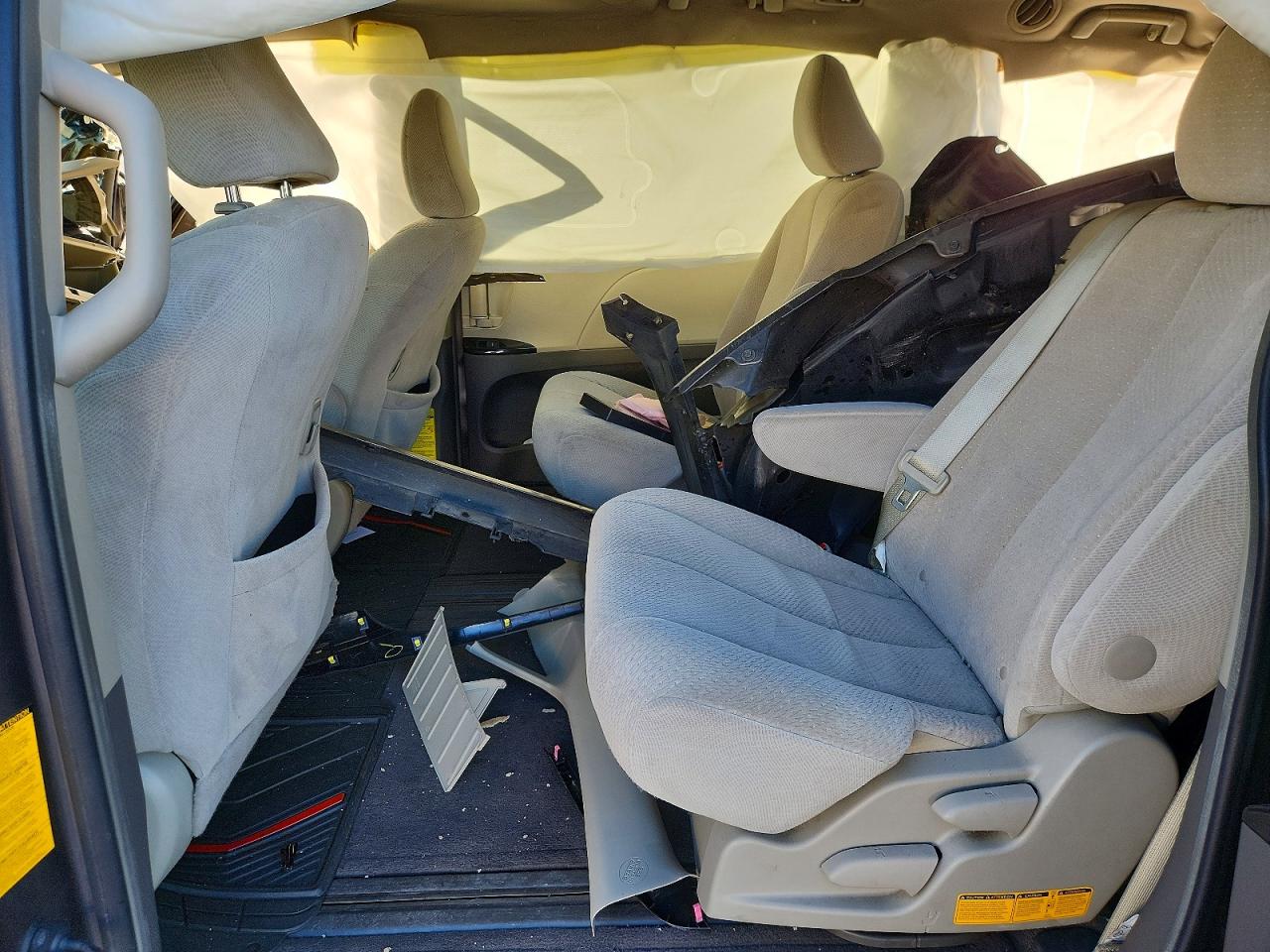 2014 TOYOTA SIENNA LE photo 21