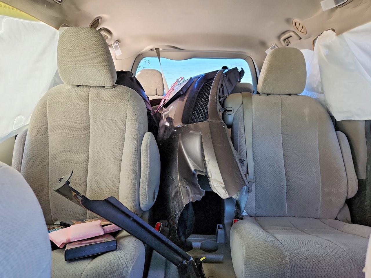 2014 TOYOTA SIENNA LE photo 19