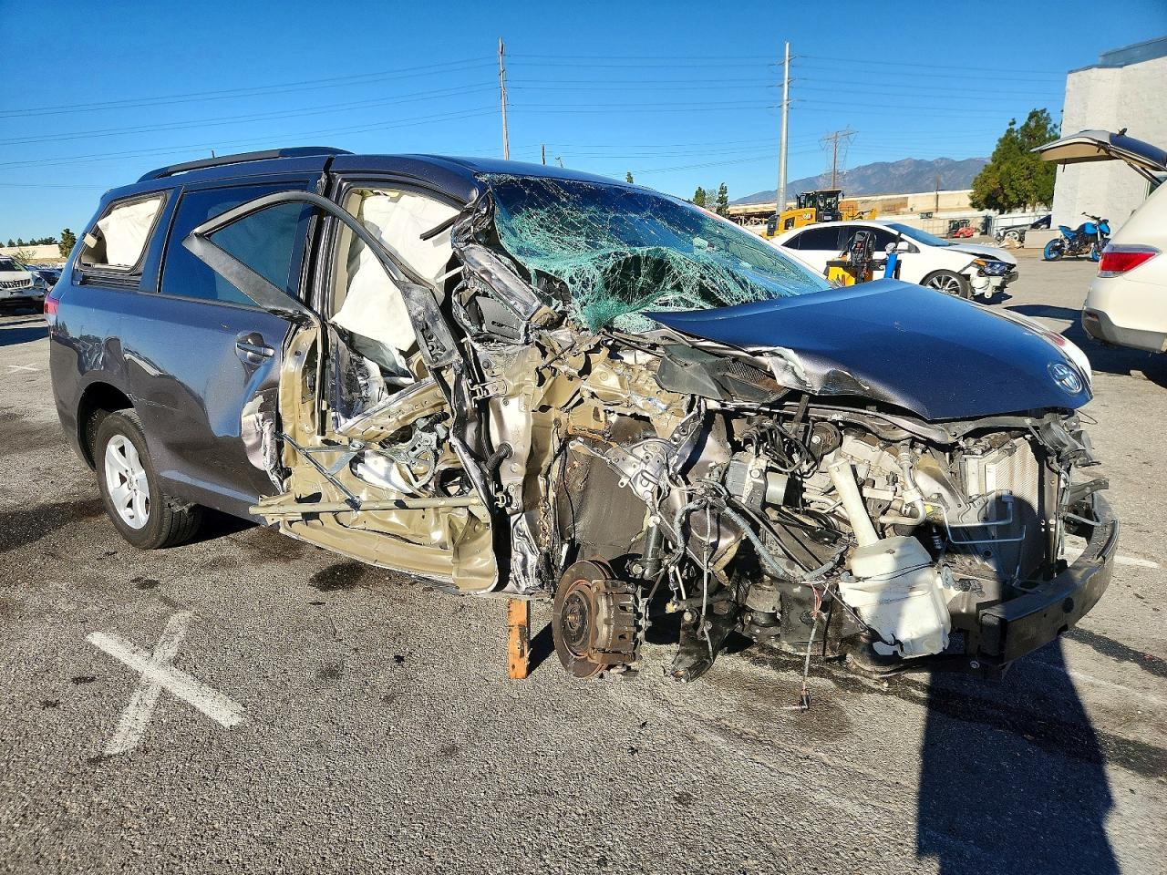 2014 TOYOTA SIENNA LE photo 7