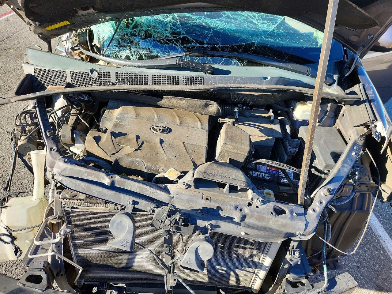 2014 TOYOTA SIENNA LE photo 23