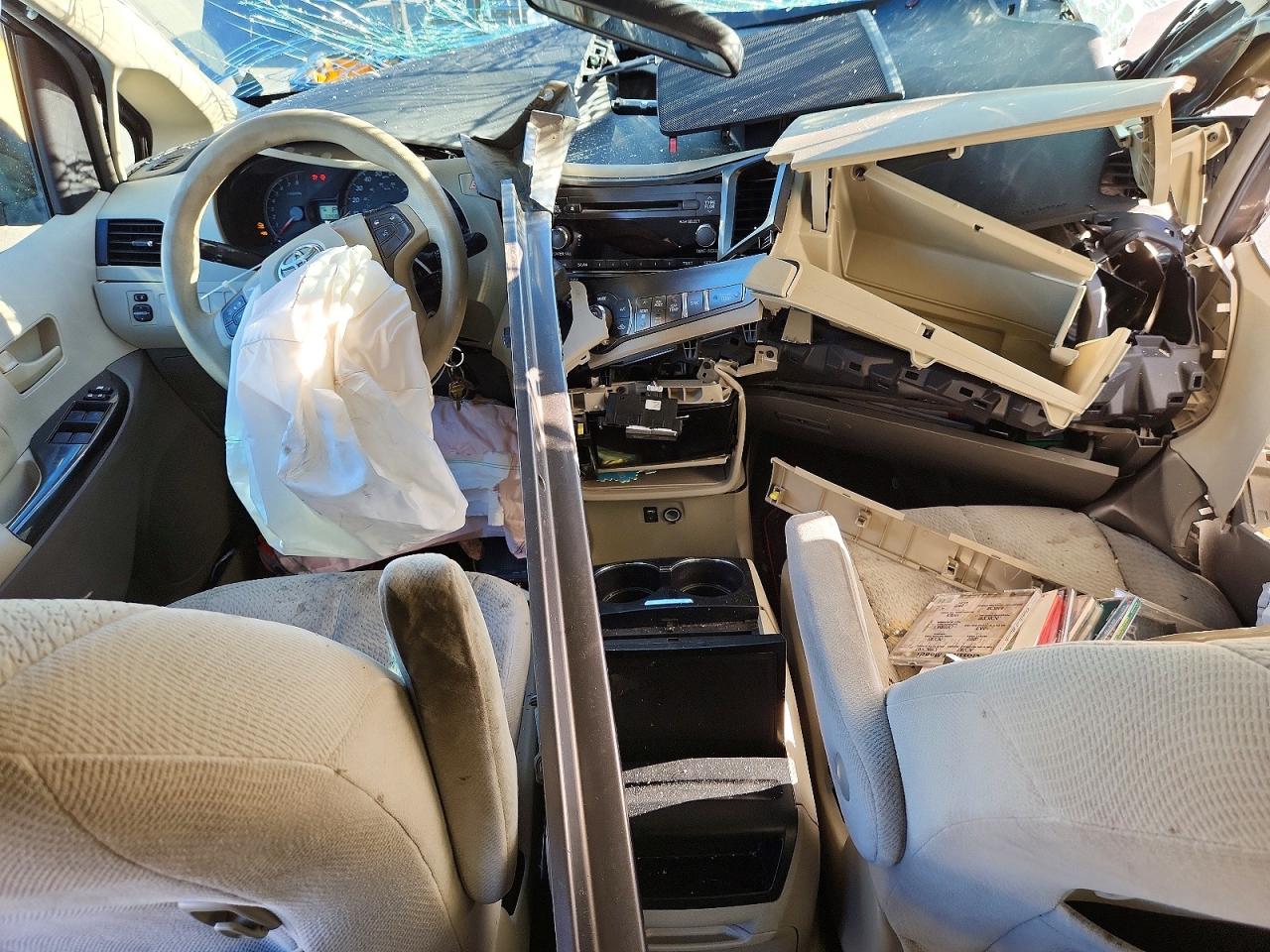 2014 TOYOTA SIENNA LE photo 15