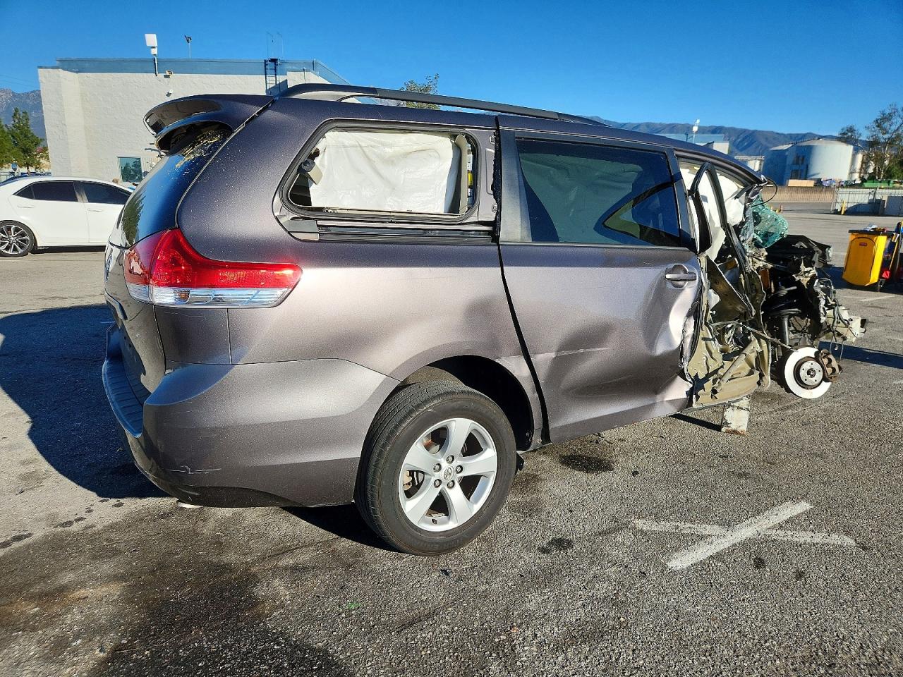 2014 TOYOTA SIENNA LE photo 5