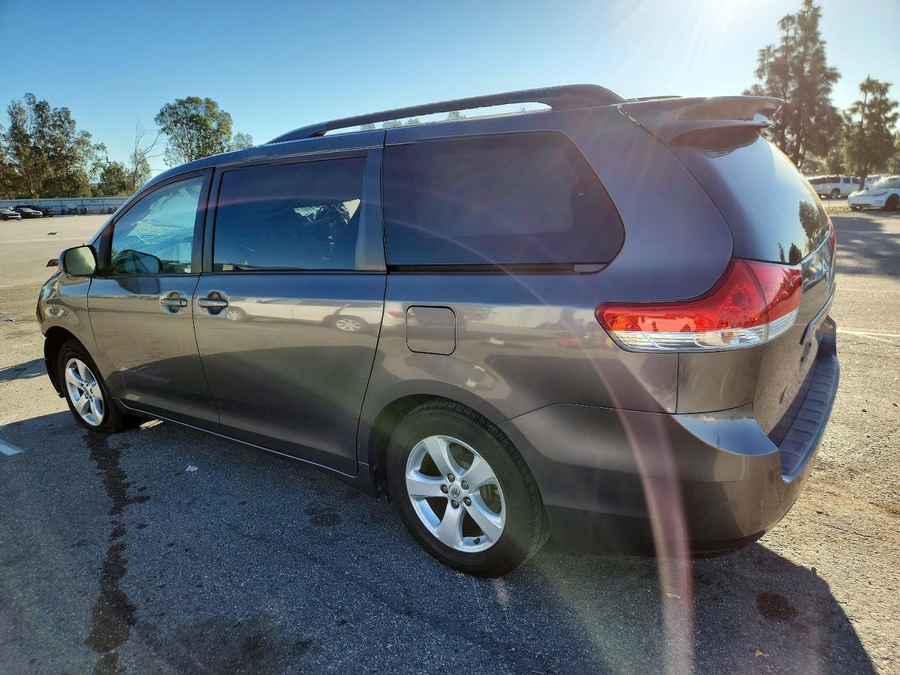 2014 TOYOTA SIENNA LE photo 3