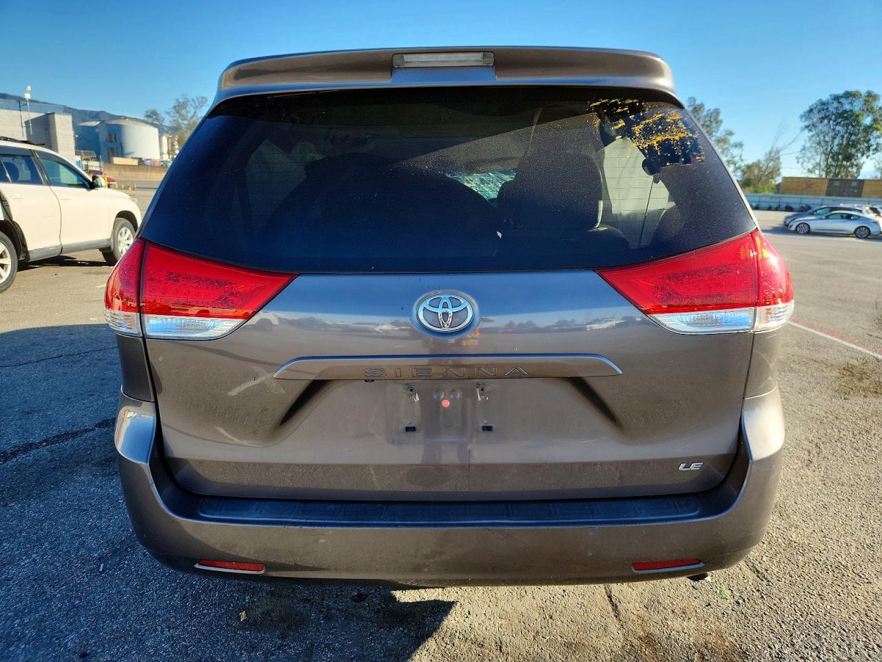 2014 TOYOTA SIENNA LE photo 11