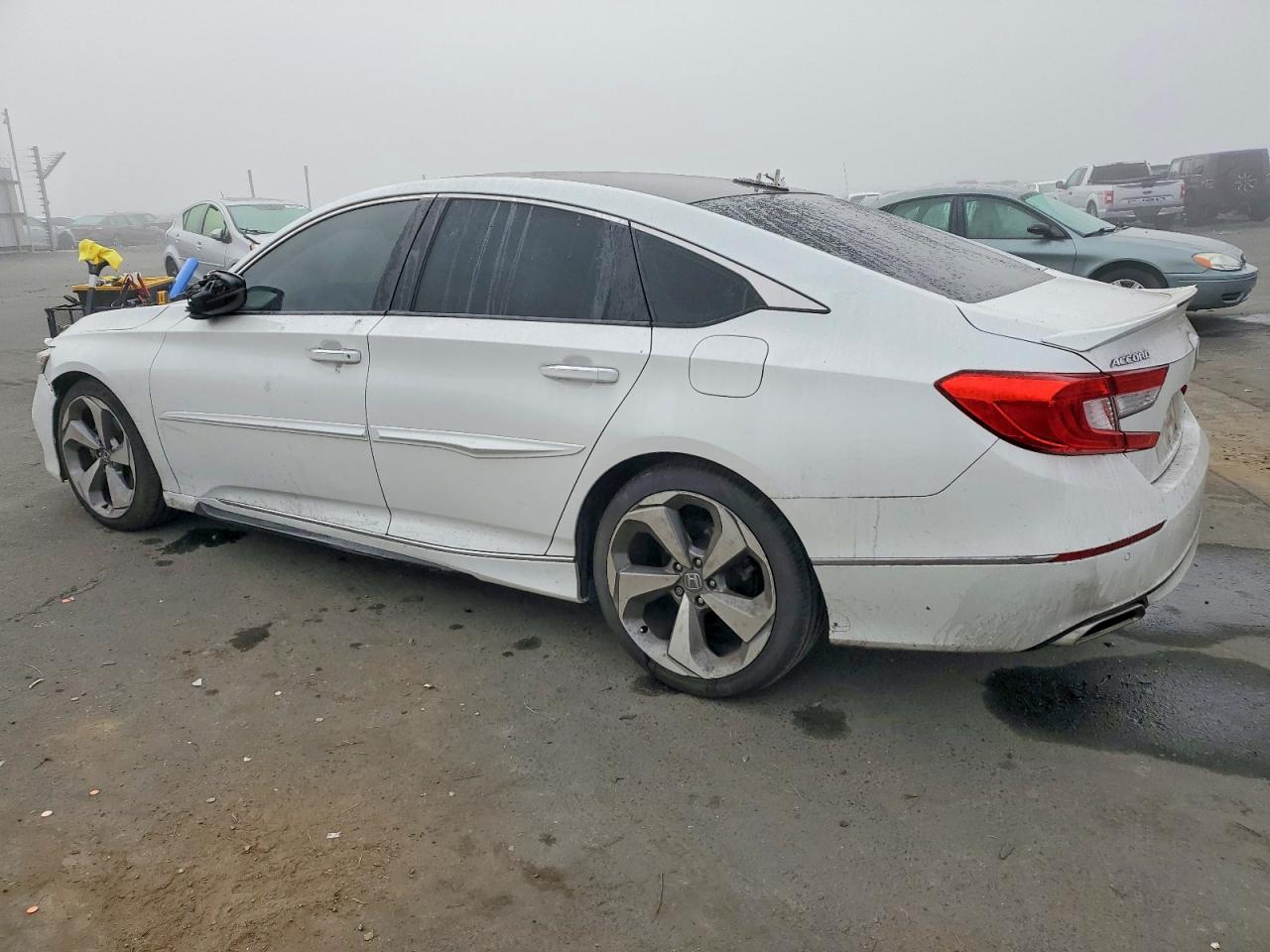2018 HONDA ACCORD photo 2