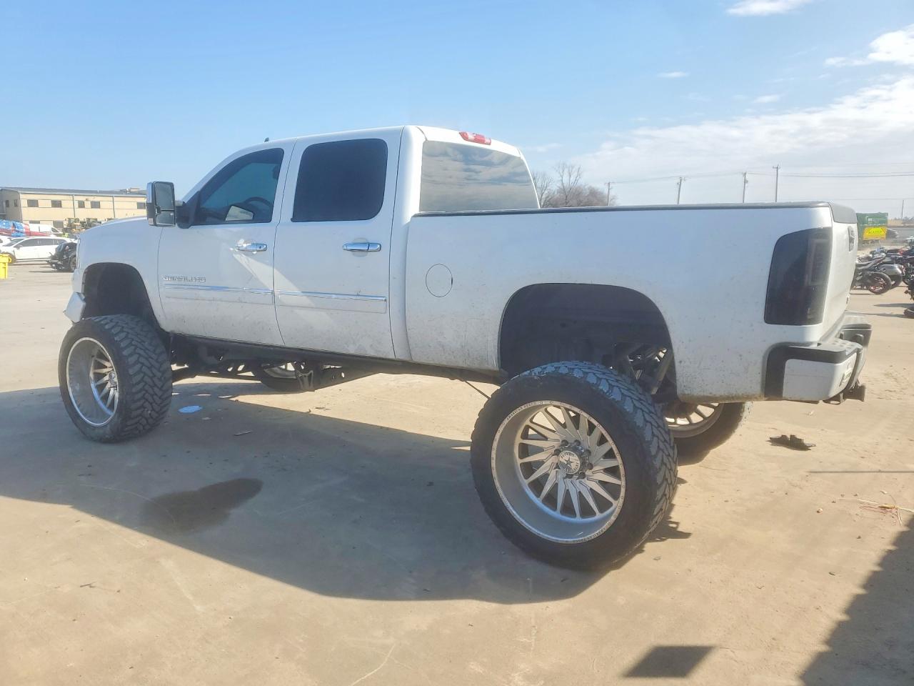 2014 GMC SIERRA K2500 DENALI photo 3