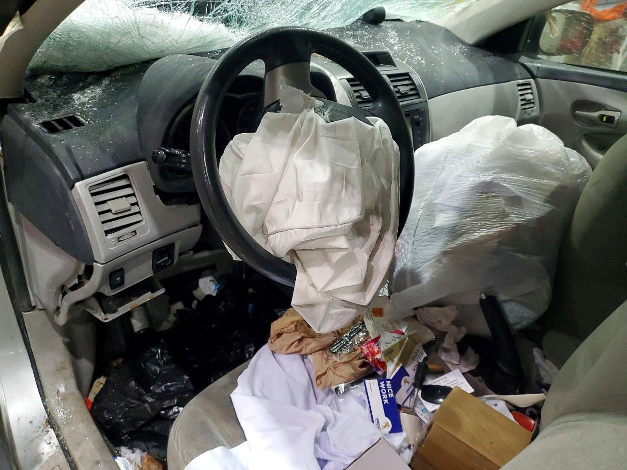 2013 TOYOTA COROLLA LE photo 8