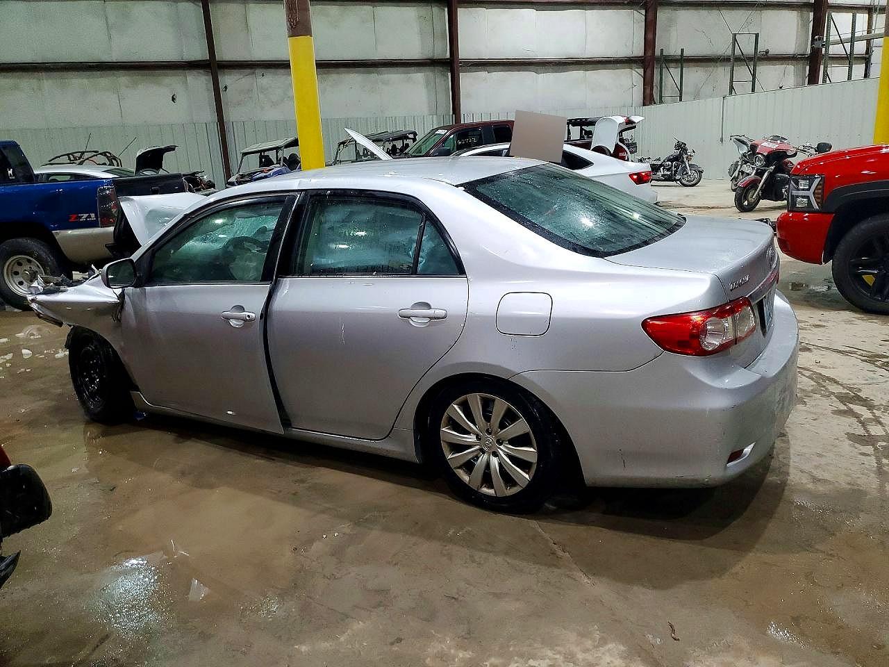 2013 TOYOTA COROLLA LE photo 2