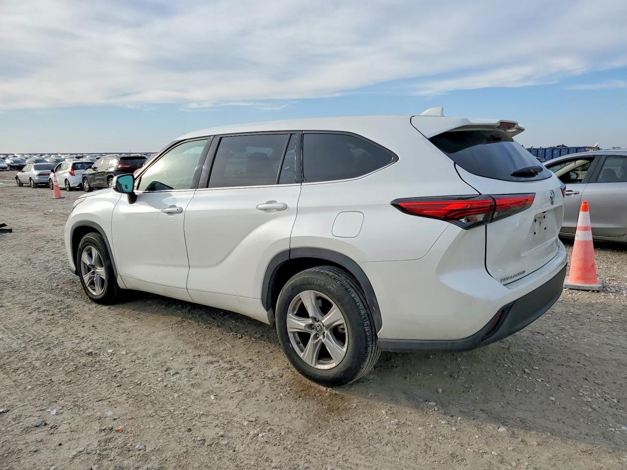 2021 TOYOTA HIGHLANDER L photo 3