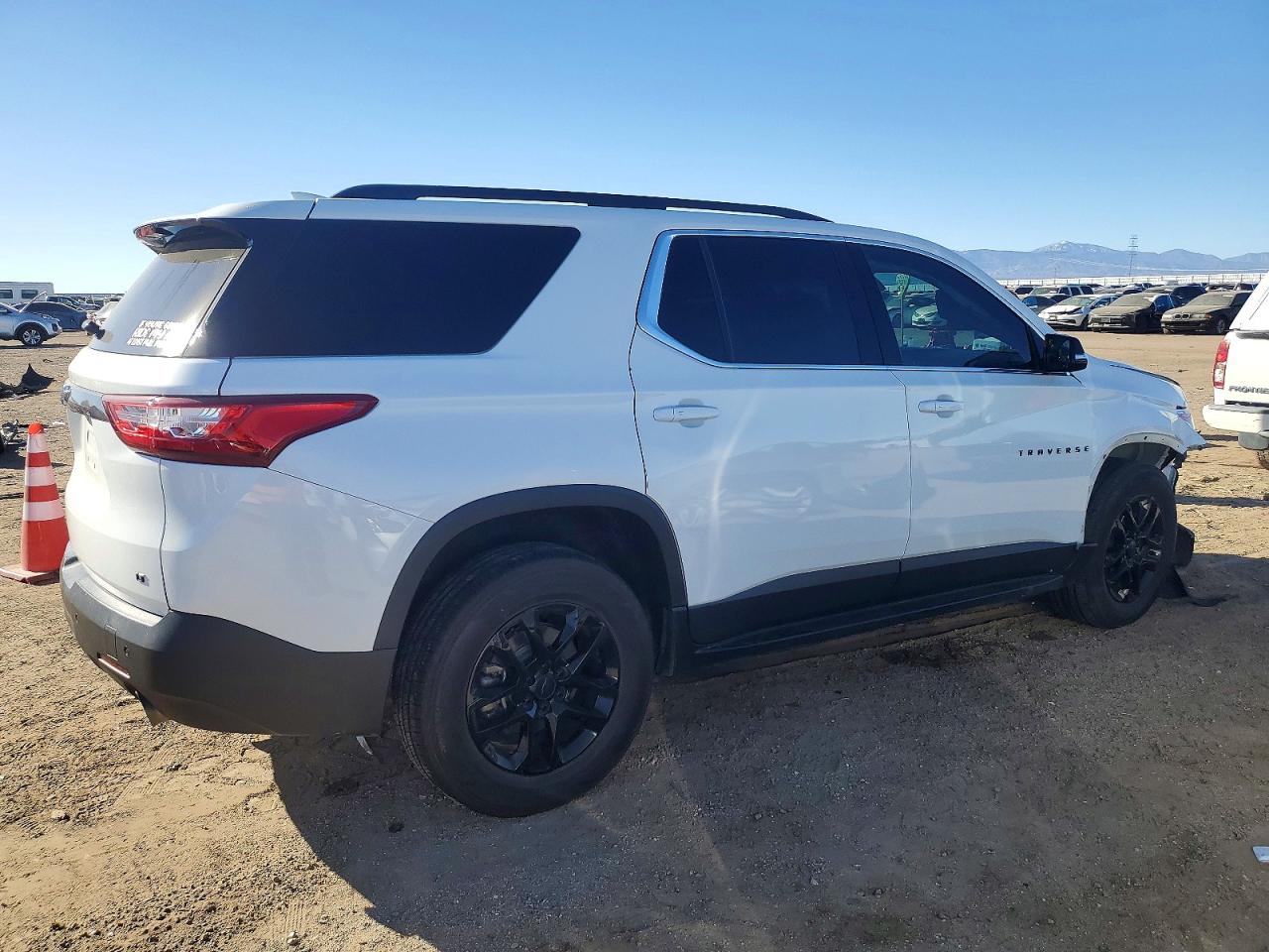 2020 CHEVROLET TRAVERSE LT photo 3