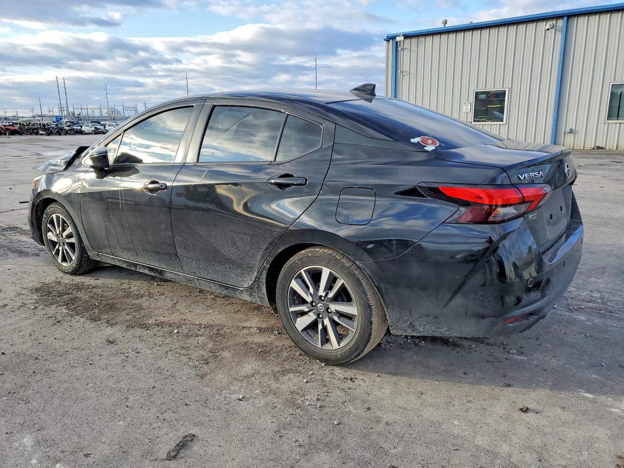 2021 NISSAN VERSA SV photo 3