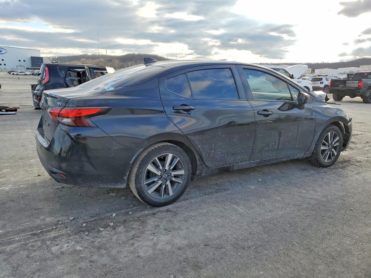 2021 NISSAN VERSA SV photo 5