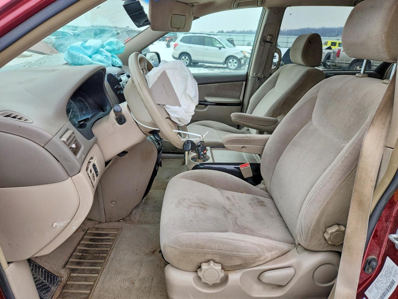 2004 TOYOTA SIENNA photo 13