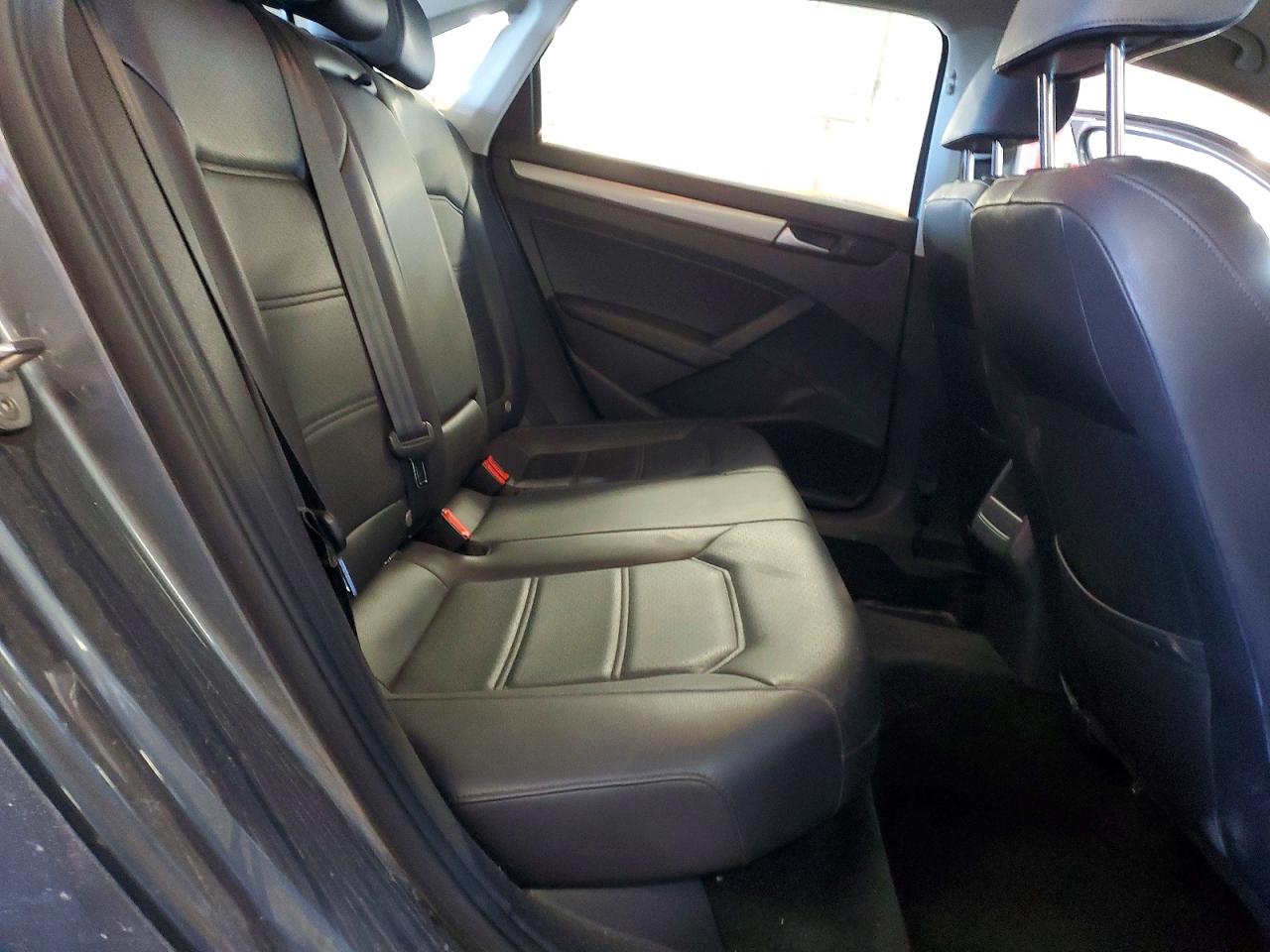 2015 VOLKSWAGEN PASSAT S photo 19
