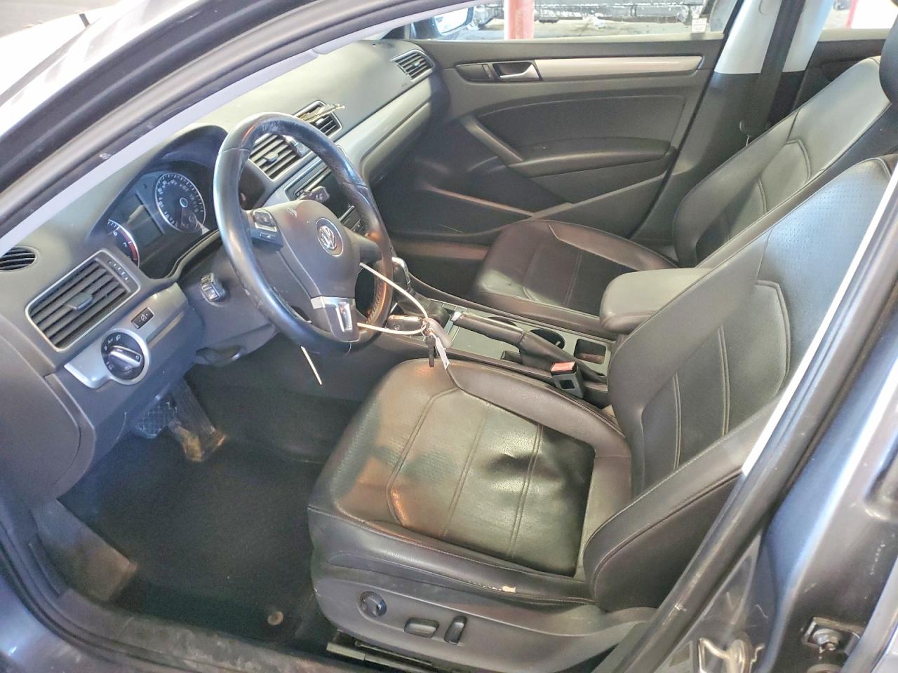 2015 VOLKSWAGEN PASSAT S photo 13