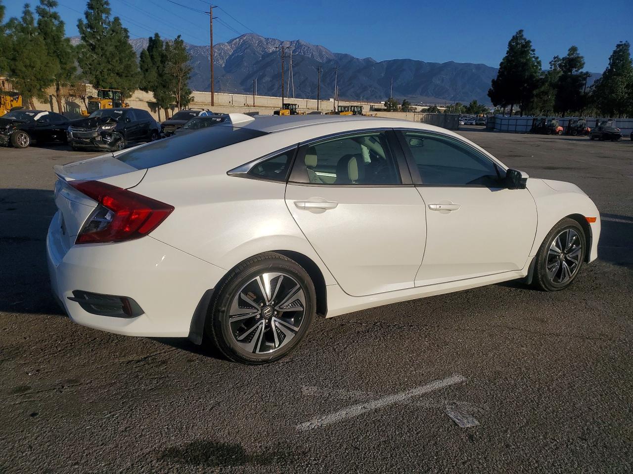 2017 HONDA CIVIC EX photo 3