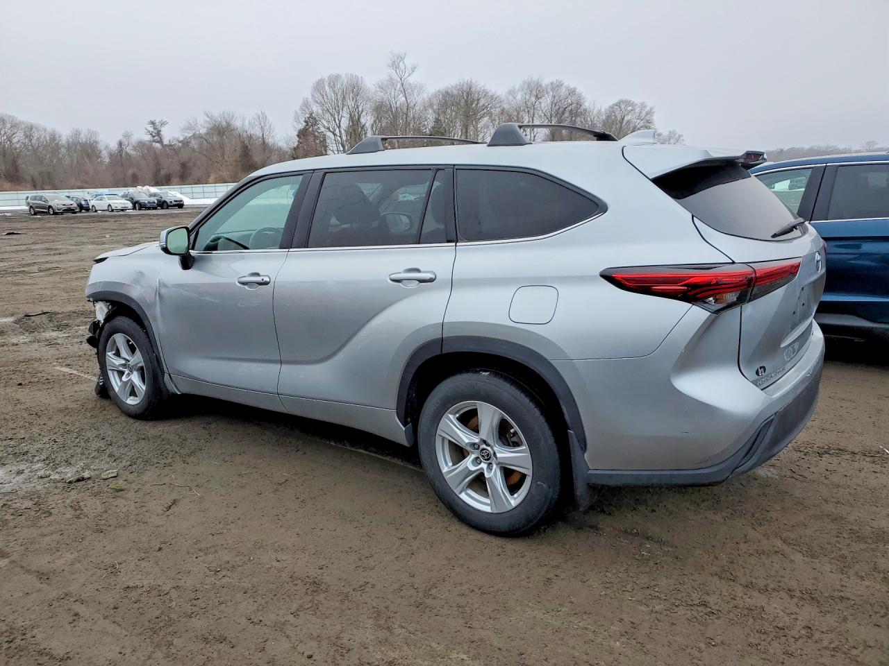 2021 TOYOTA HIGHLANDER LE photo 3
