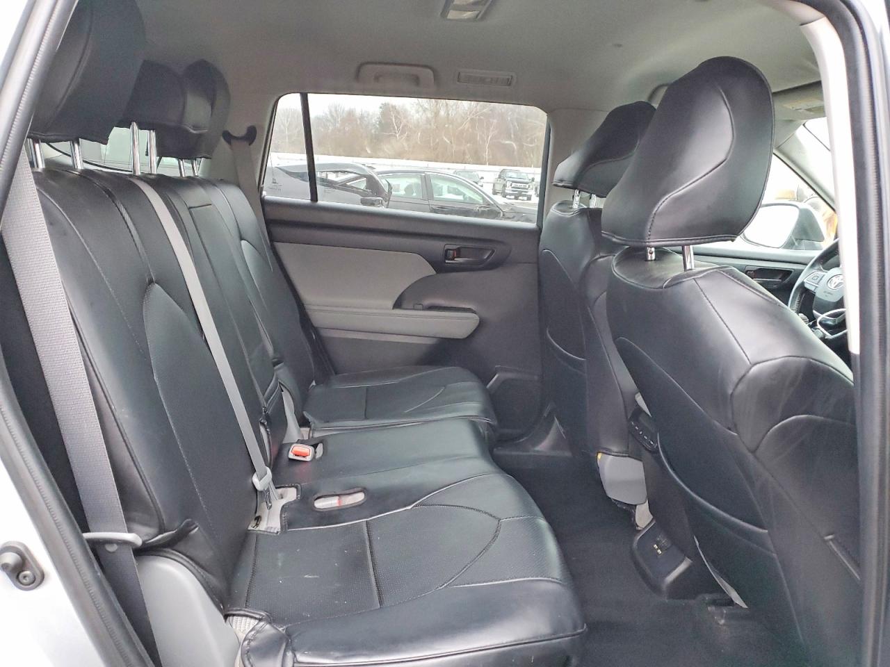 2021 TOYOTA HIGHLANDER LE photo 21