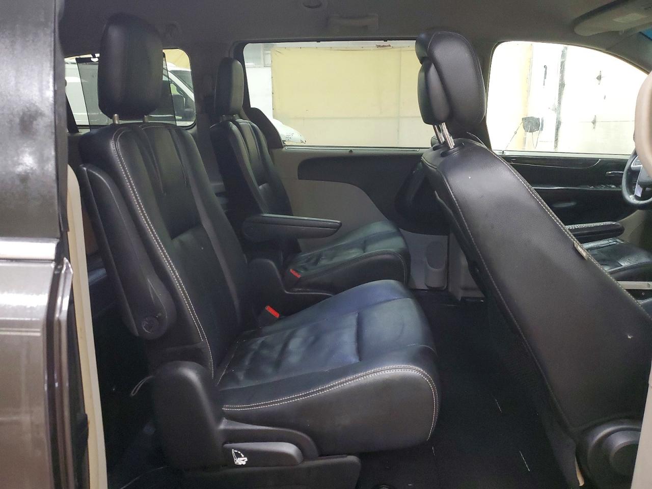 2015 CHRYSLER TOWN & COUNTRY TOURING photo 31