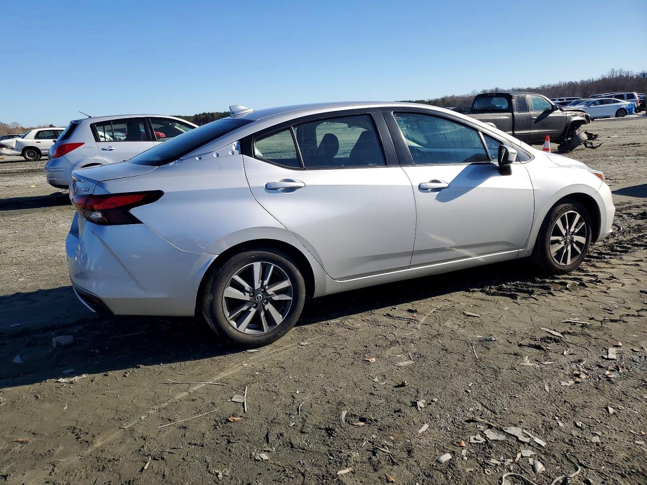 2021 NISSAN VERSA SV photo 3