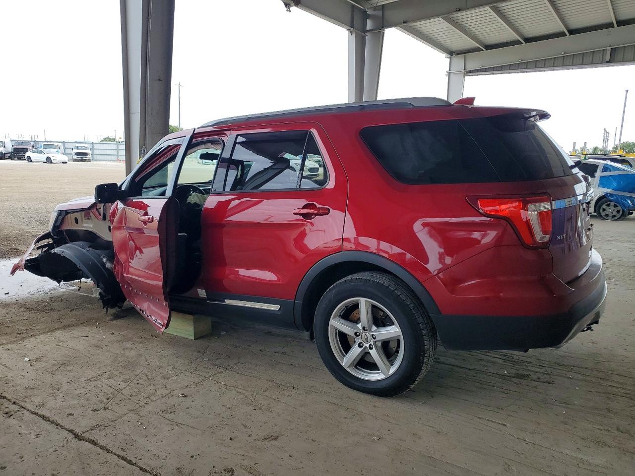 2017 FORD EXPLORER XLT photo 2