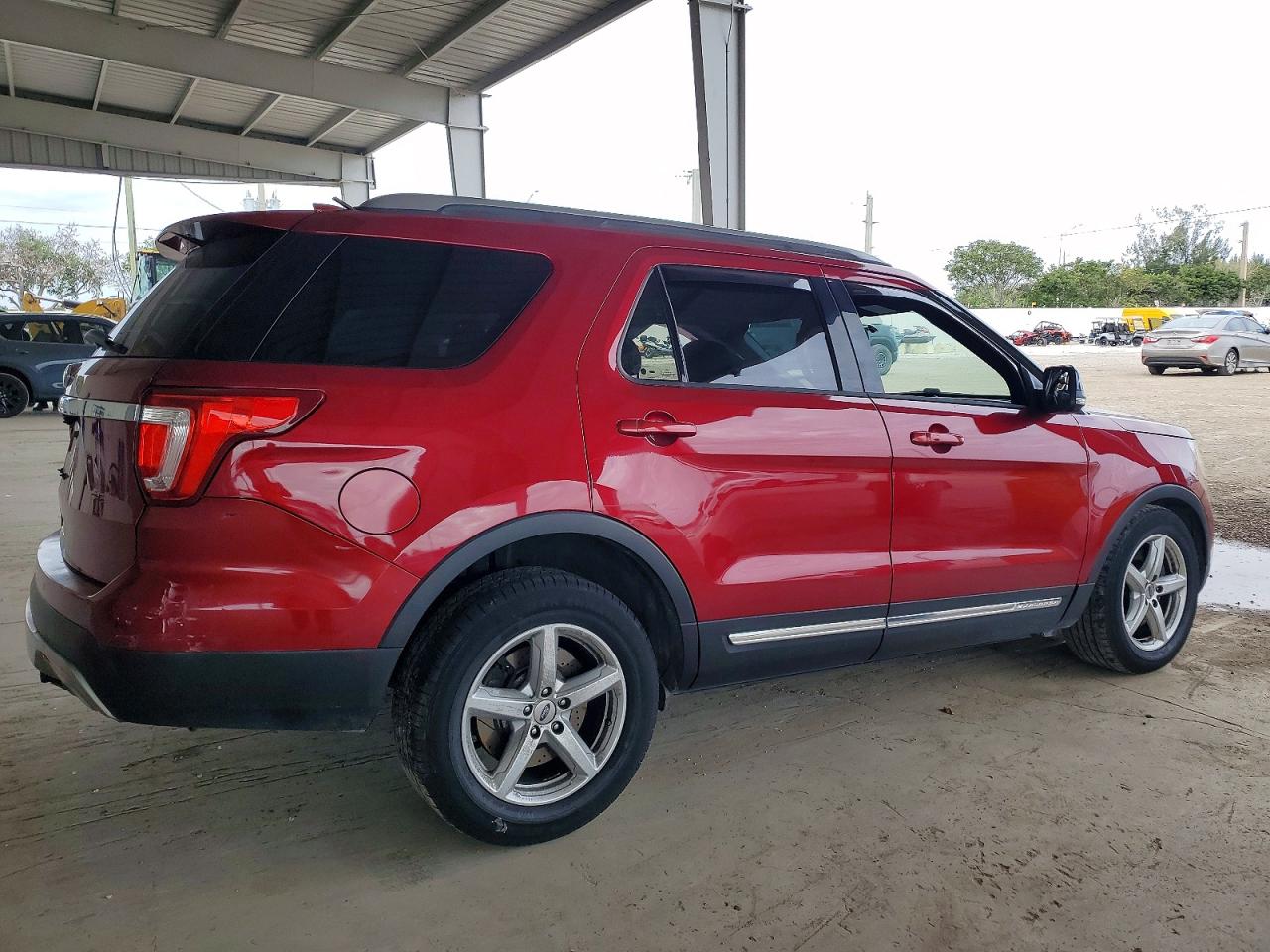 2017 FORD EXPLORER XLT photo 3