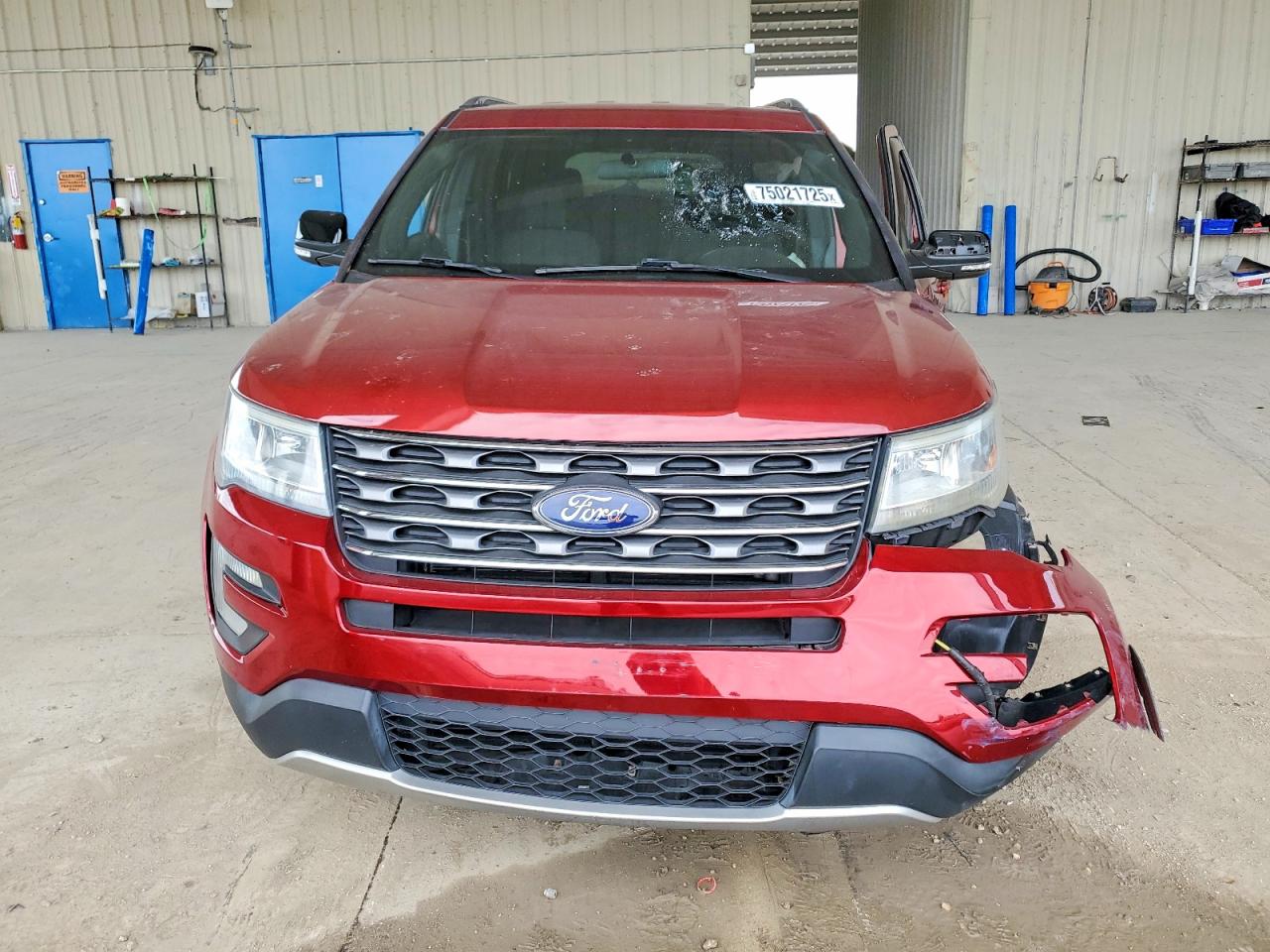 2017 FORD EXPLORER XLT photo 5