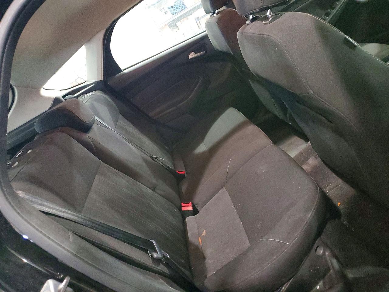 2017 FORD FOCUS SE photo 28
