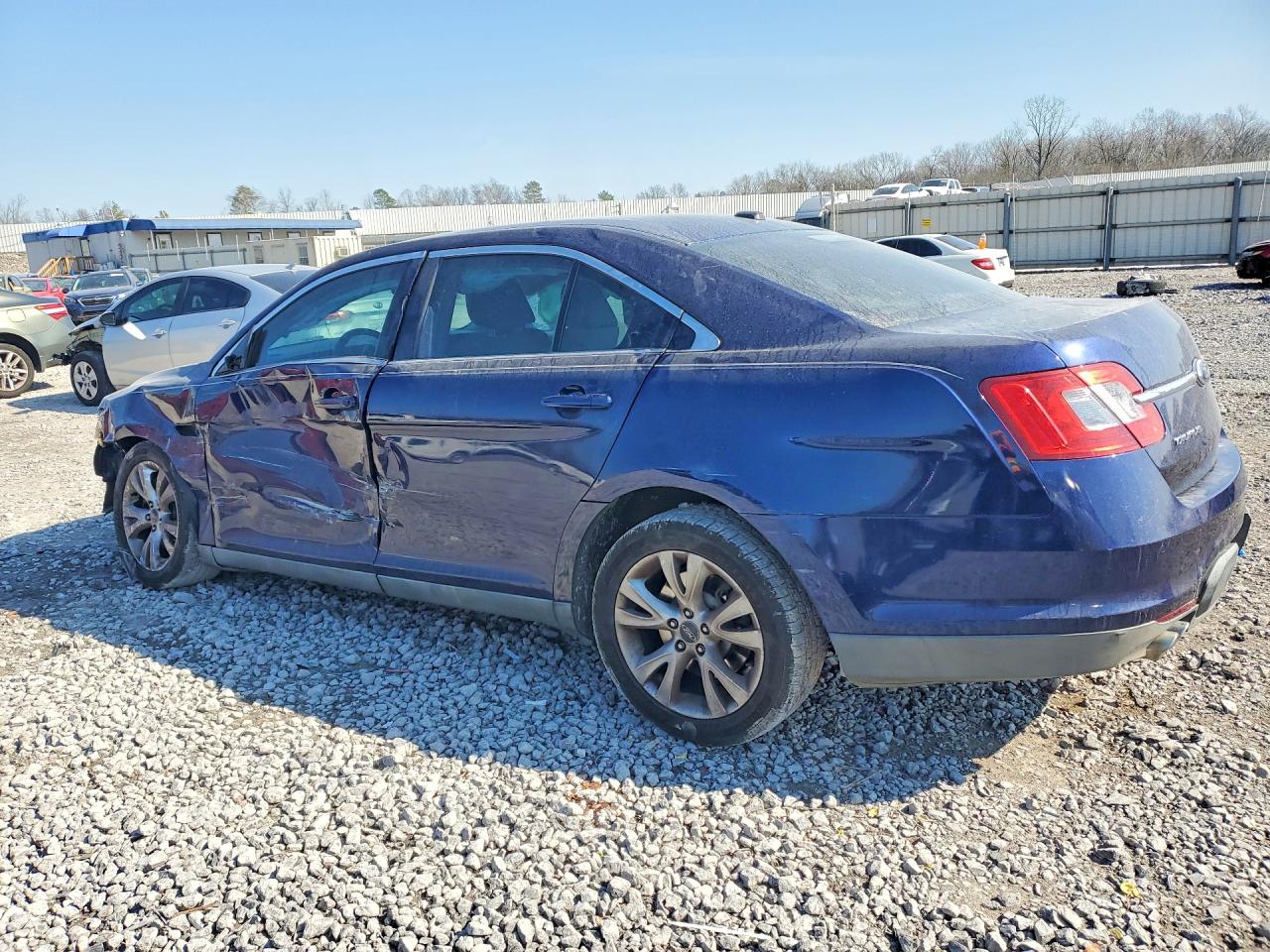 2011 FORD TAURUS SEL photo 3