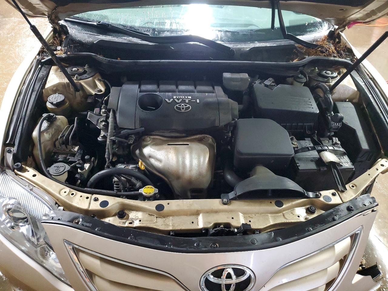 2010 TOYOTA CAMRY photo 11
