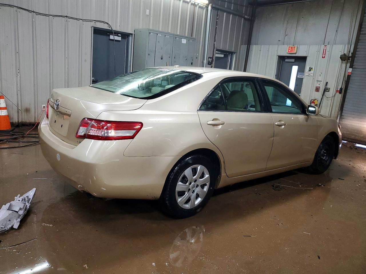 2010 TOYOTA CAMRY photo 3