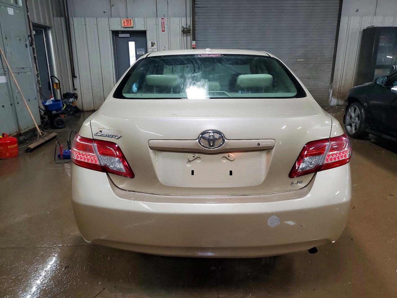 2010 TOYOTA CAMRY photo 6