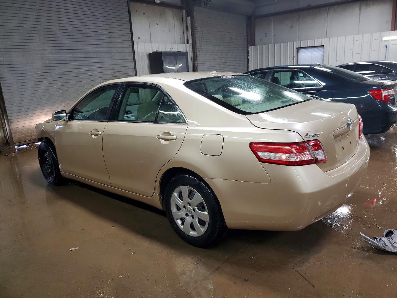 2010 TOYOTA CAMRY photo 2