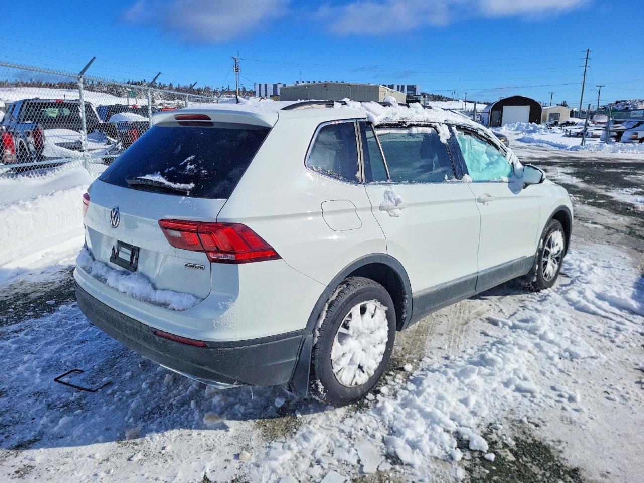 2021 VOLKSWAGEN TIGUAN SE photo 3