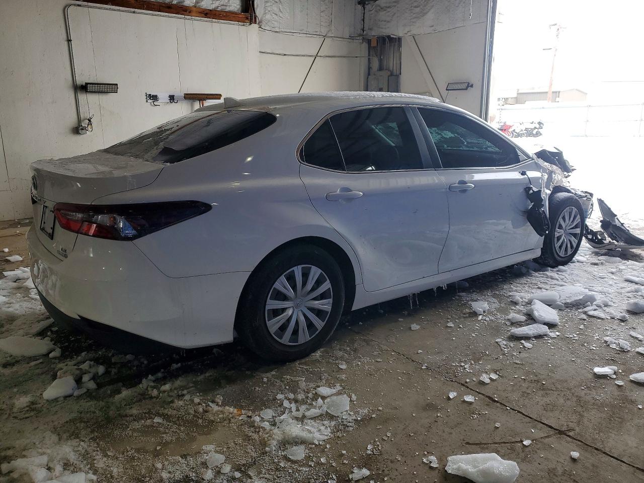 2021 TOYOTA CAMRY LE photo 3