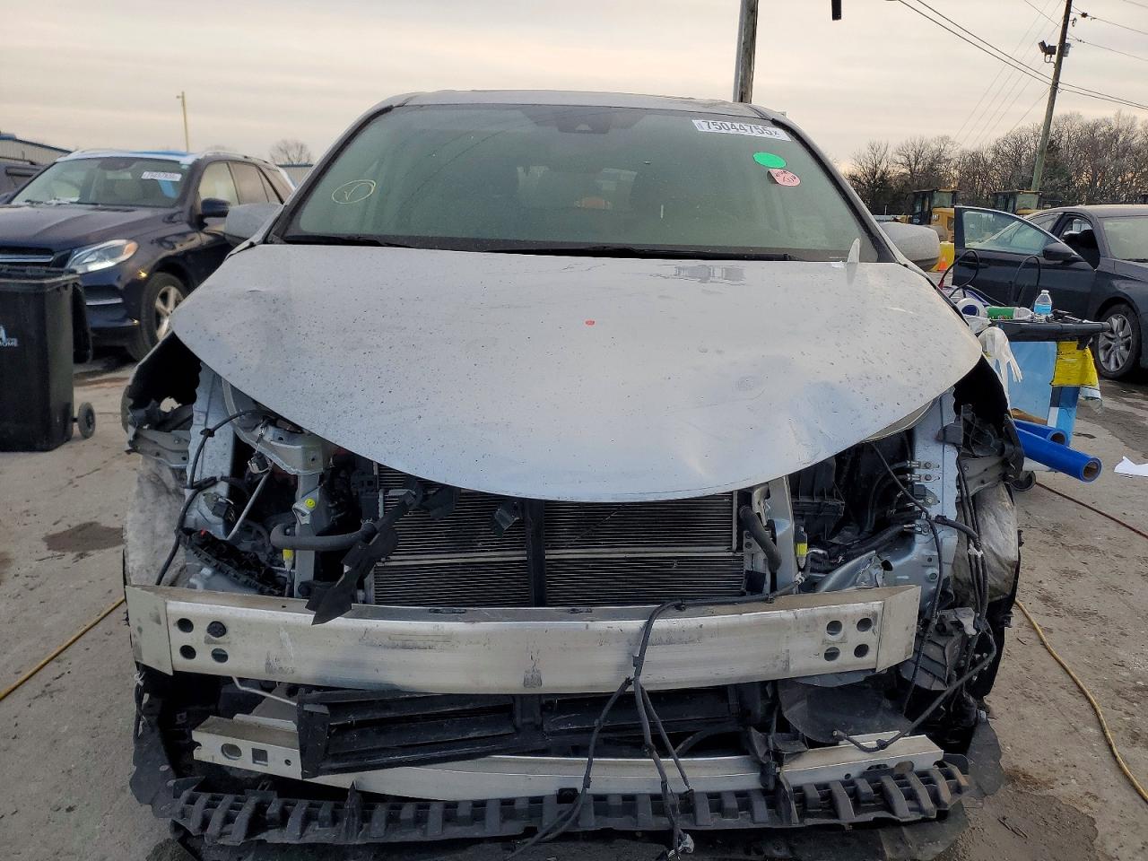 2021 TOYOTA SIENNA XLE photo 9