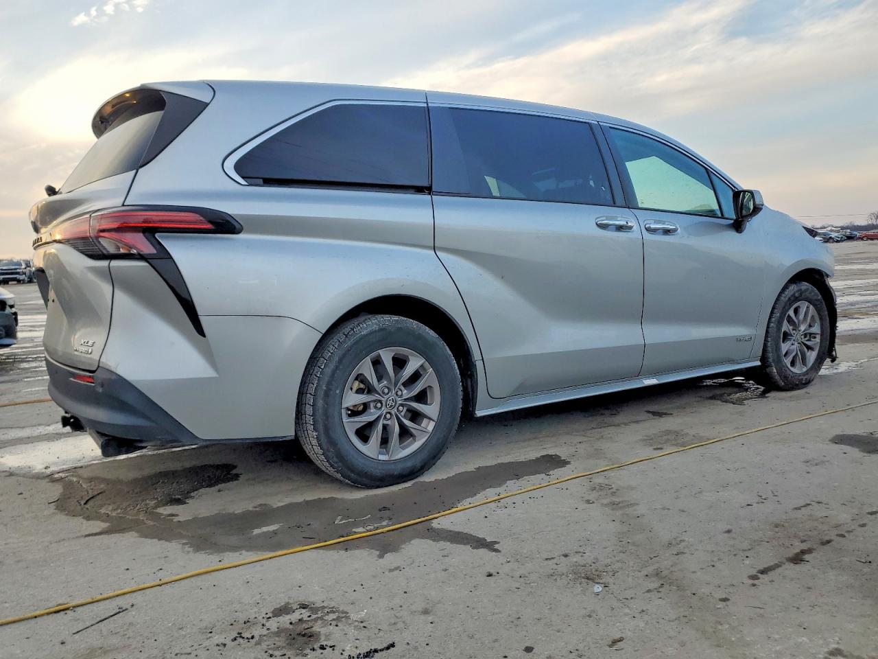 2021 TOYOTA SIENNA XLE photo 5