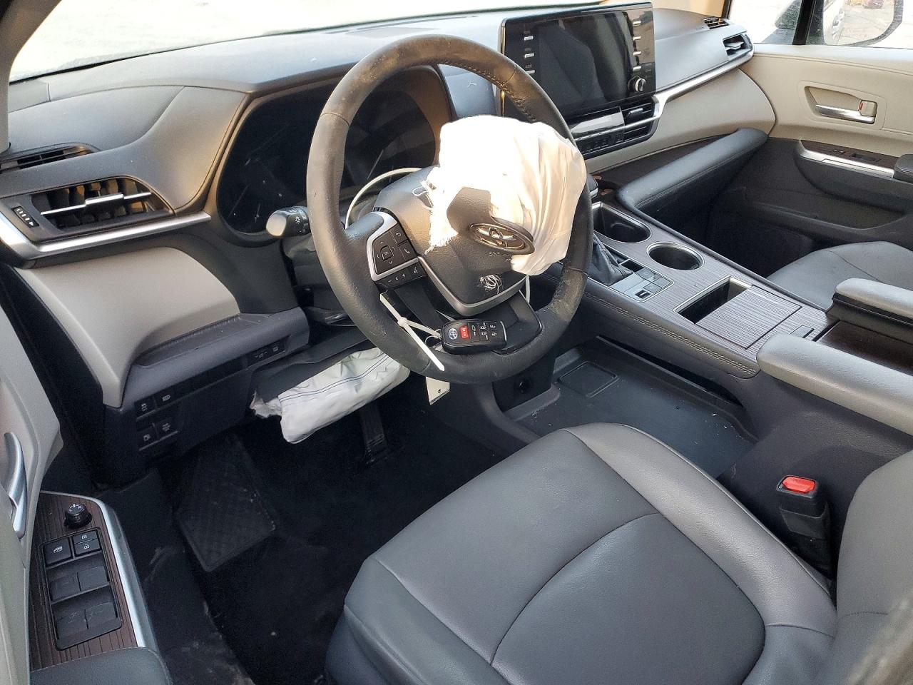 2021 TOYOTA SIENNA XLE photo 15