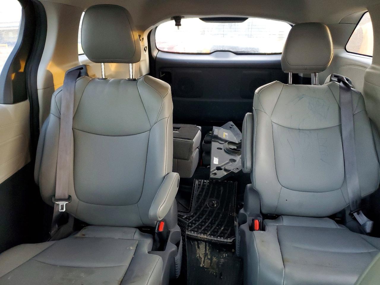 2021 TOYOTA SIENNA XLE photo 21