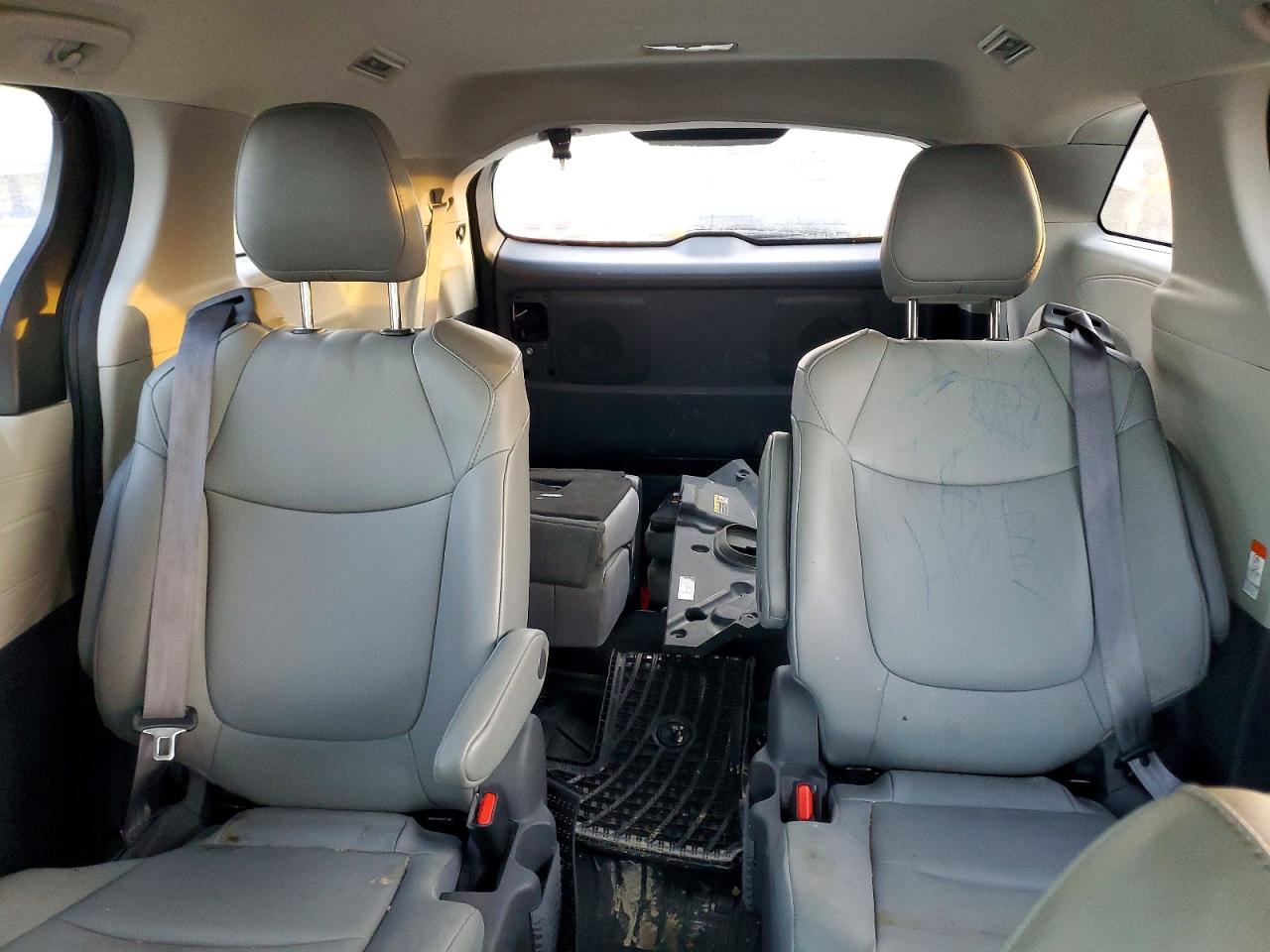 2021 TOYOTA SIENNA XLE photo 19