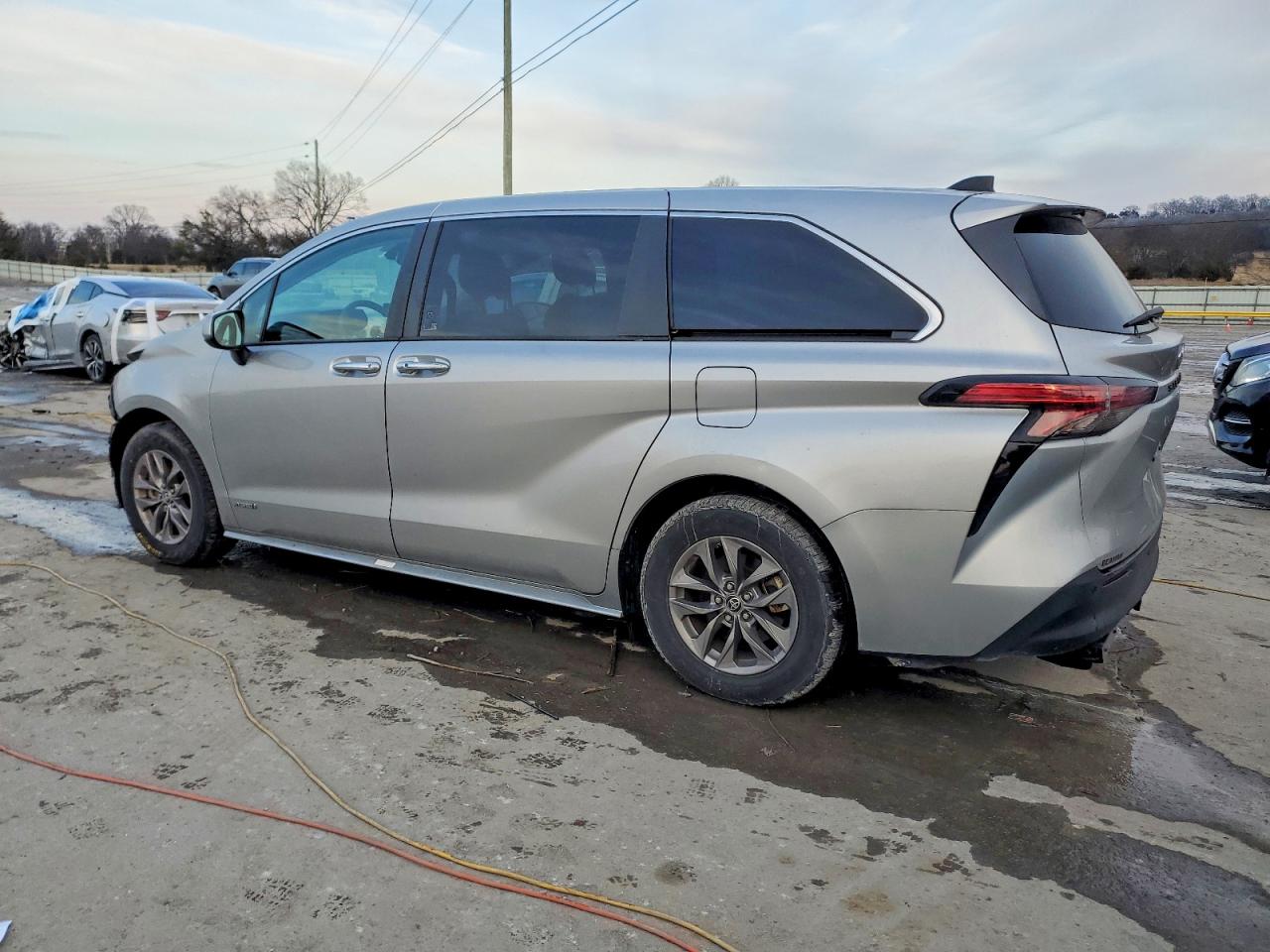 2021 TOYOTA SIENNA XLE photo 3