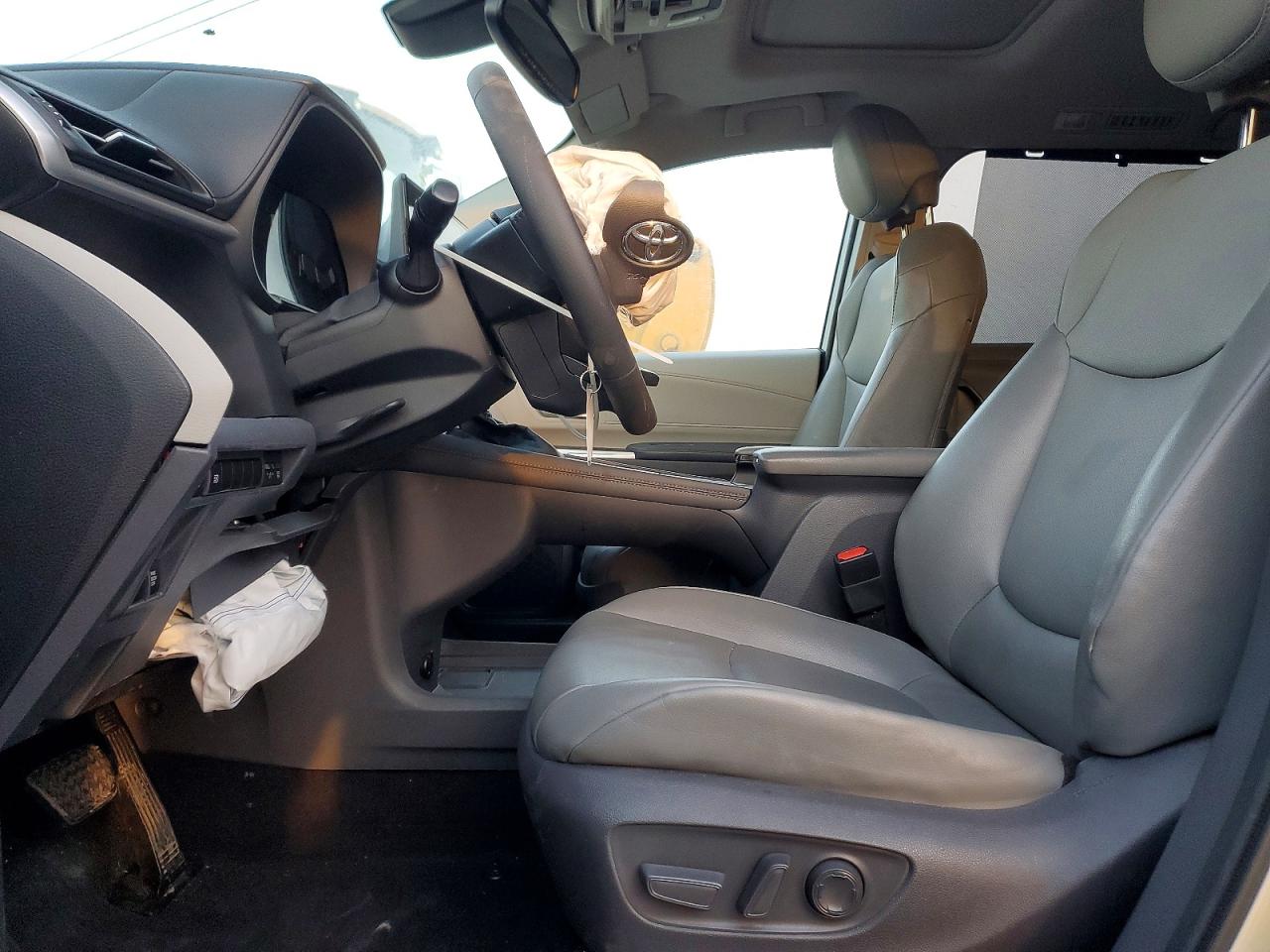 2021 TOYOTA SIENNA XLE photo 13