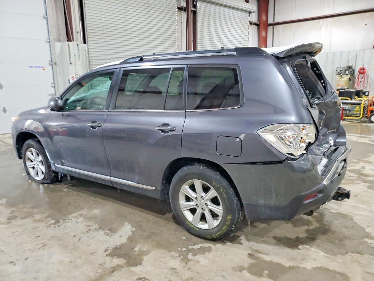2011 TOYOTA HIGHLANDER BASE photo 2