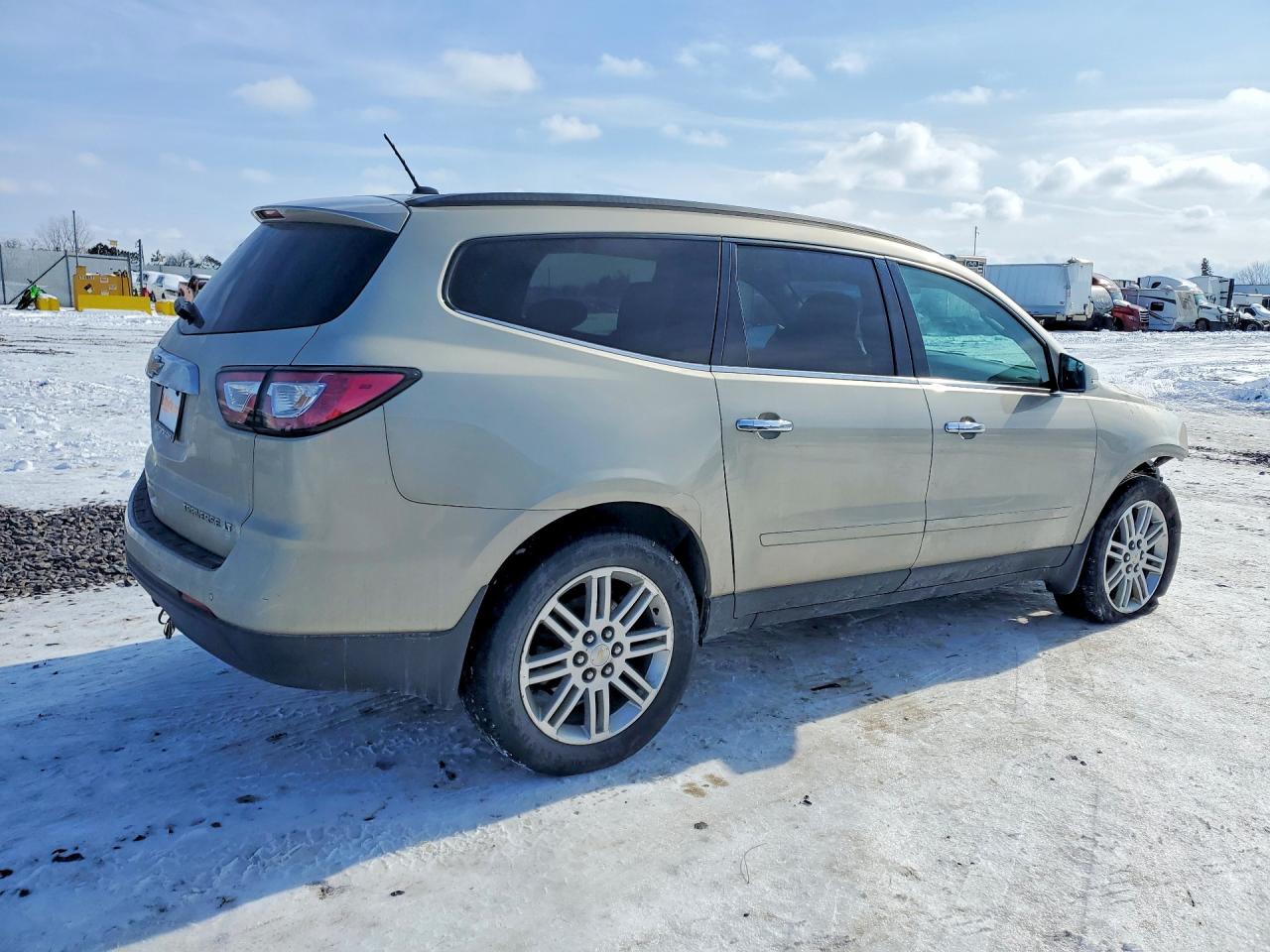 2014 CHEVROLET TRAVERSE LT photo 3