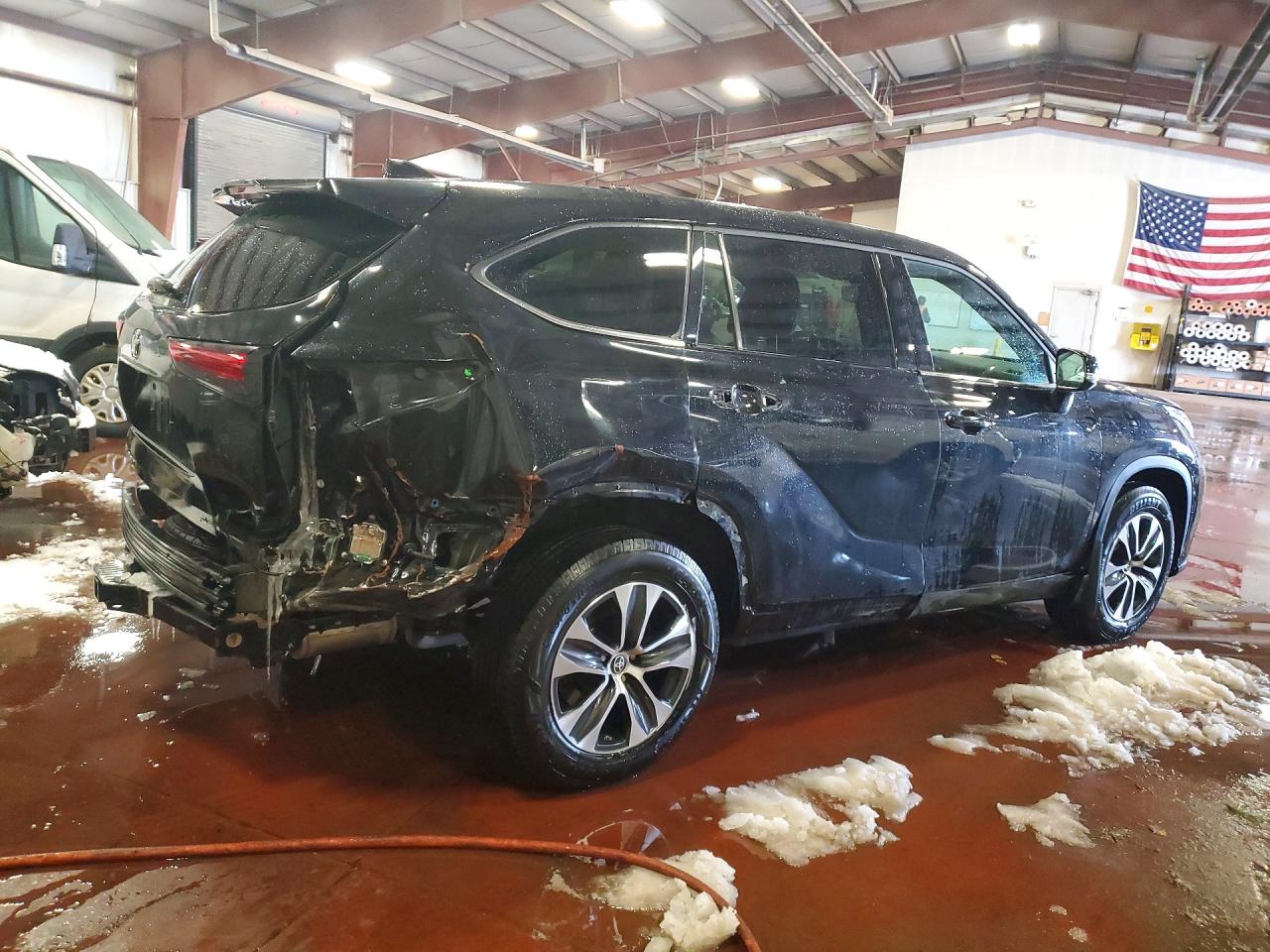 2022 TOYOTA HIGHLANDER XLE photo 5